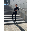 Modelka w legginsach plus size antycellulitowych czarnych