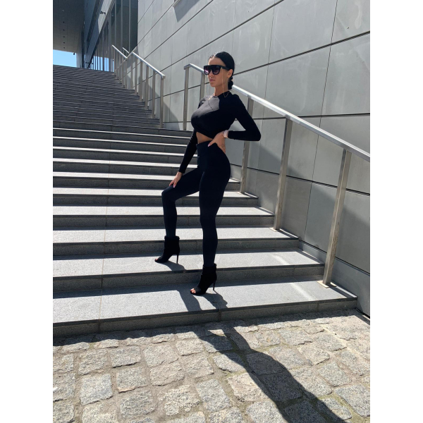 Modelka w legginsach plus size antycellulitowych czarnych